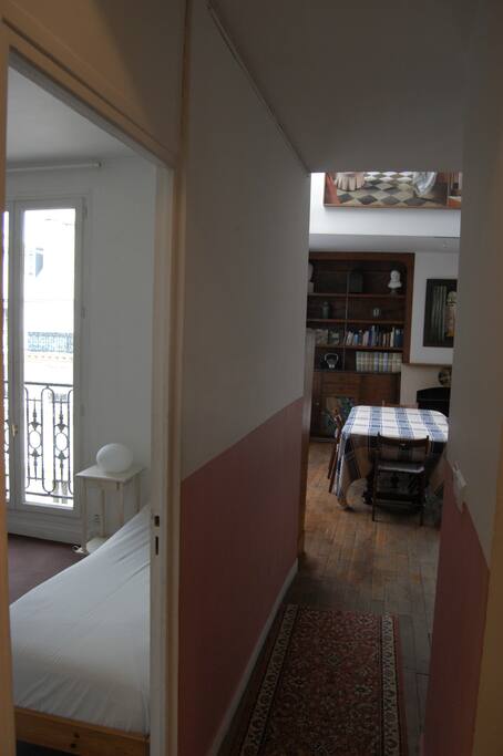Entrance, on the left single room with view on Sacre Coeur on the right (not visible) toilet cabinet