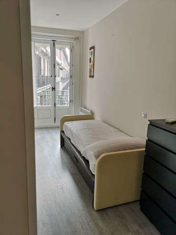 Room and living with bath and kitchen in Malasaña gallery image 2