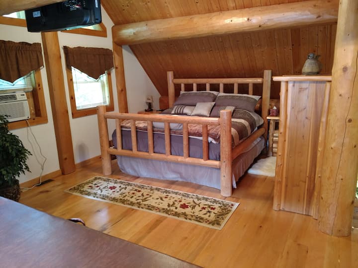 سرير علوي بحجم كبير مع تلفزيون 