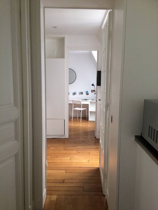 Entrée avec vue sur le salon et la chambre