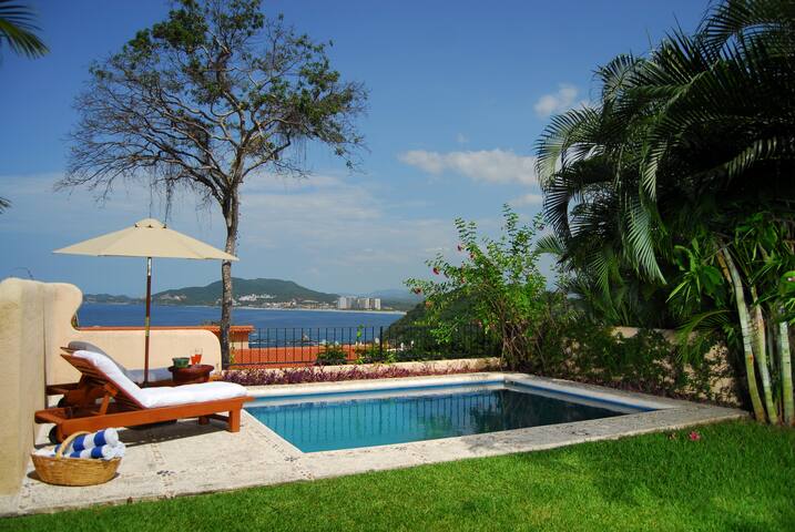 Casa Feliz 7 with the blue of the Pacific