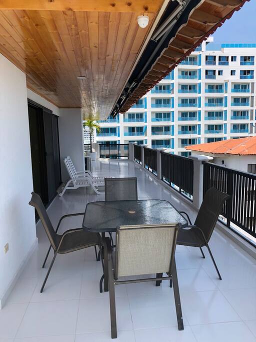 comedor adicional en el balcon