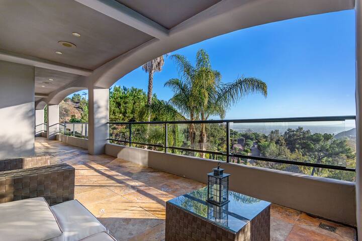 Mulholland Drive | Luxury Oasis w Sauna, Pool, Spa gallery image 5
