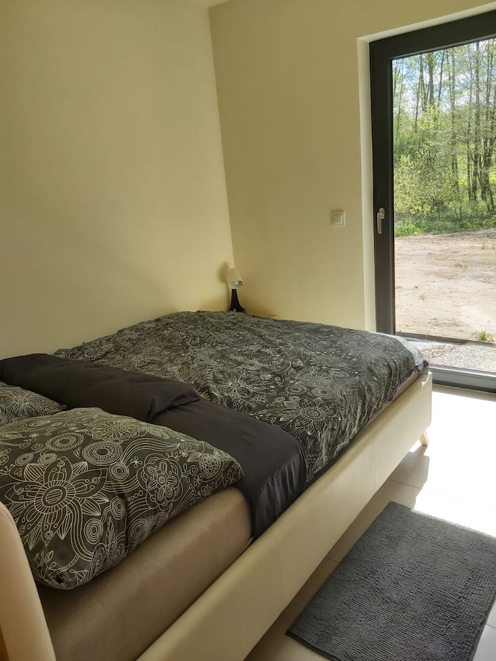 Spavaća soba s bračnim krevetom 160/200 u prizemlju s pogledom na šumarak i