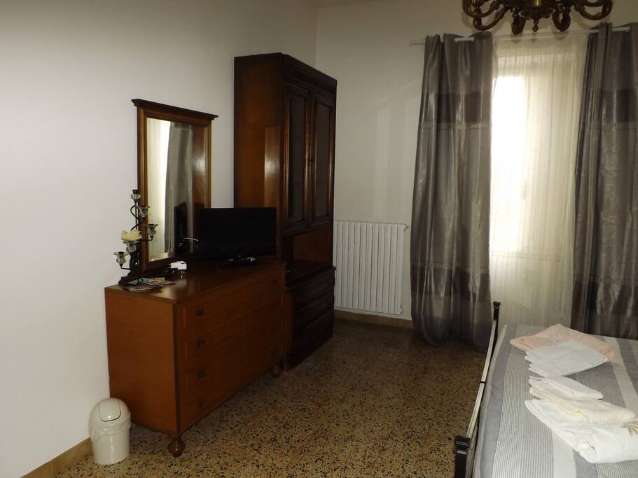 Camera due posti letto con possibilità di aggiunta di un terzo letto singolo. Spaziosa e ariosa. A differenza dell'altra in questa NON c'è la possibilità di dividere il letto matrimoniale.