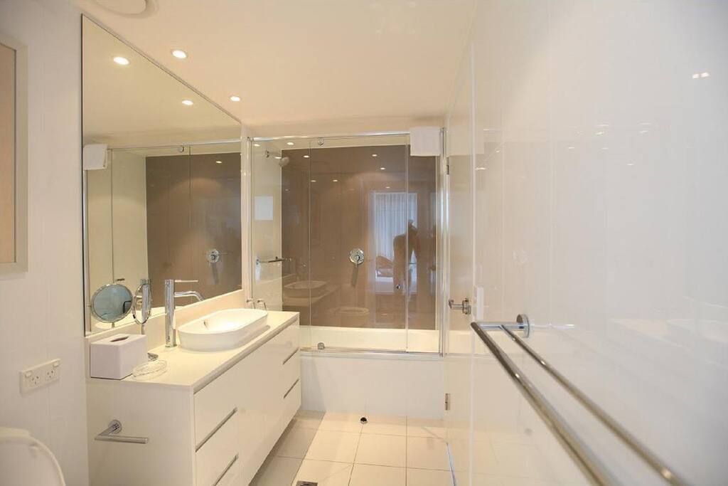 2 Bedroom Apartment Pool & Ocean Views at Hilton Surfers Paradise