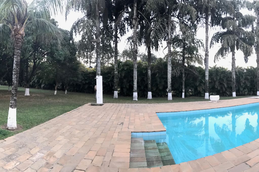 Piscina com escadas para fácil acesso