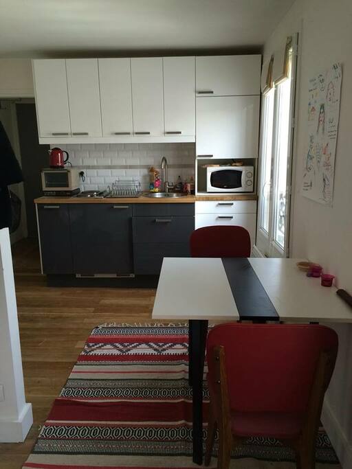 Cuisine tout équipée et table
Full equipped kitchen and table