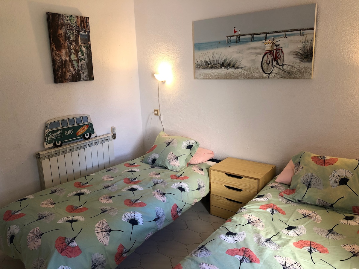 ห้องนอนห้องที่สองมีเตียงเดี่ยวสองเตียง