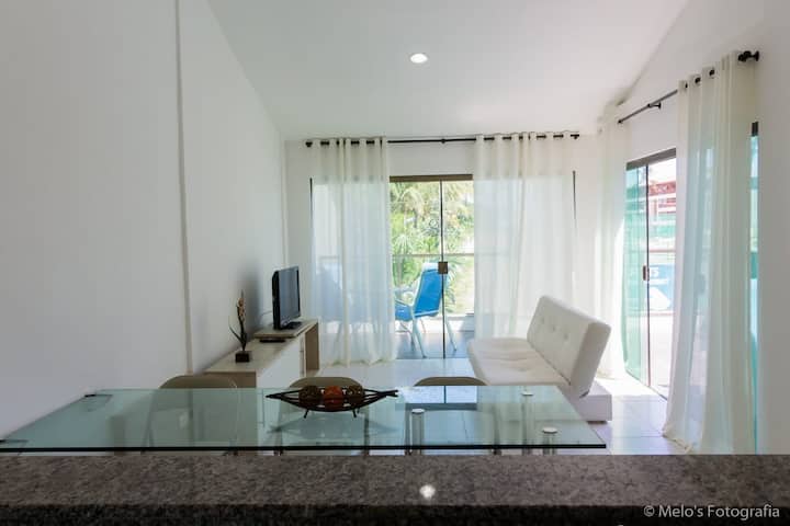 סלון גדול עם מרפסת L - Frame המשקיפה על הבריכה.