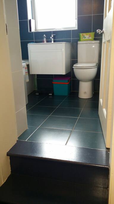 WC/ shower/bath/WHB