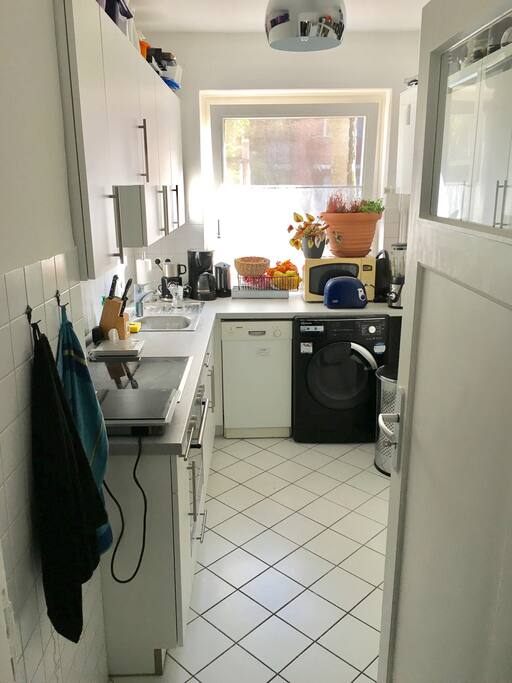 Küche mit Waschmaschine, Spülmaschine und großem Kühlschrank