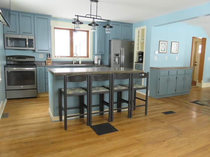 Charming Country Home Near Crystal Mountain Resort Cottages for Rent