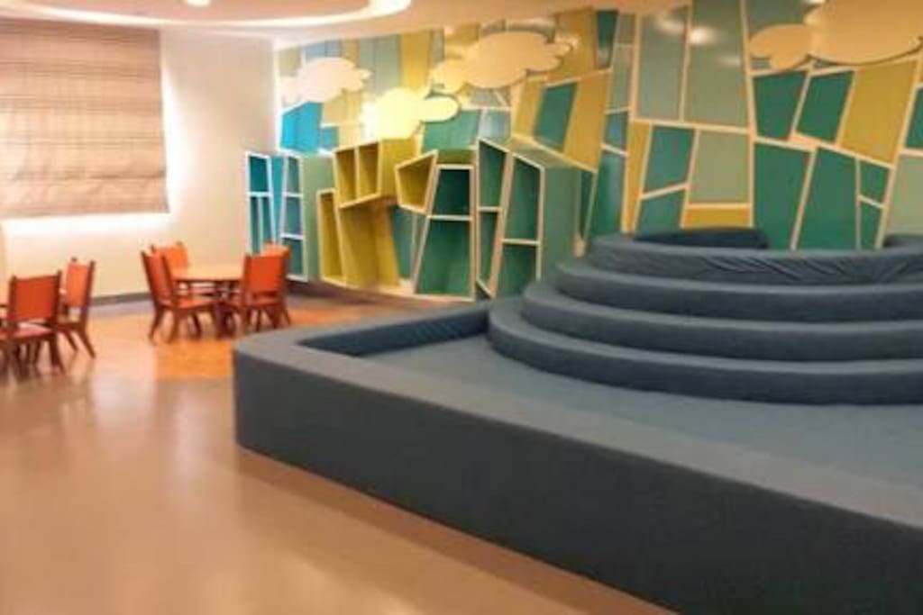 Airconditioned Kid safe playroom in the lobby