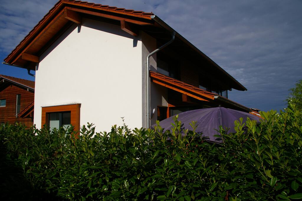 Hausansicht mit Sitzfenster
