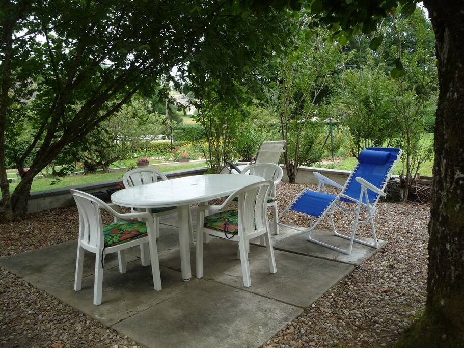 la terrasse à l'ombre où d'autres fauteuils vous attendent, qu'elles seront chouettes les soirées barbecues