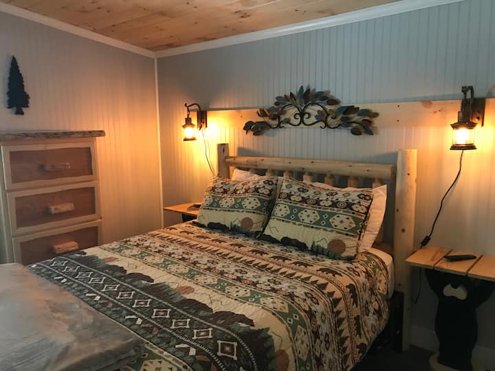 Dormitorio 2: cama principal/cama tamaño queen/TV de pantalla plana