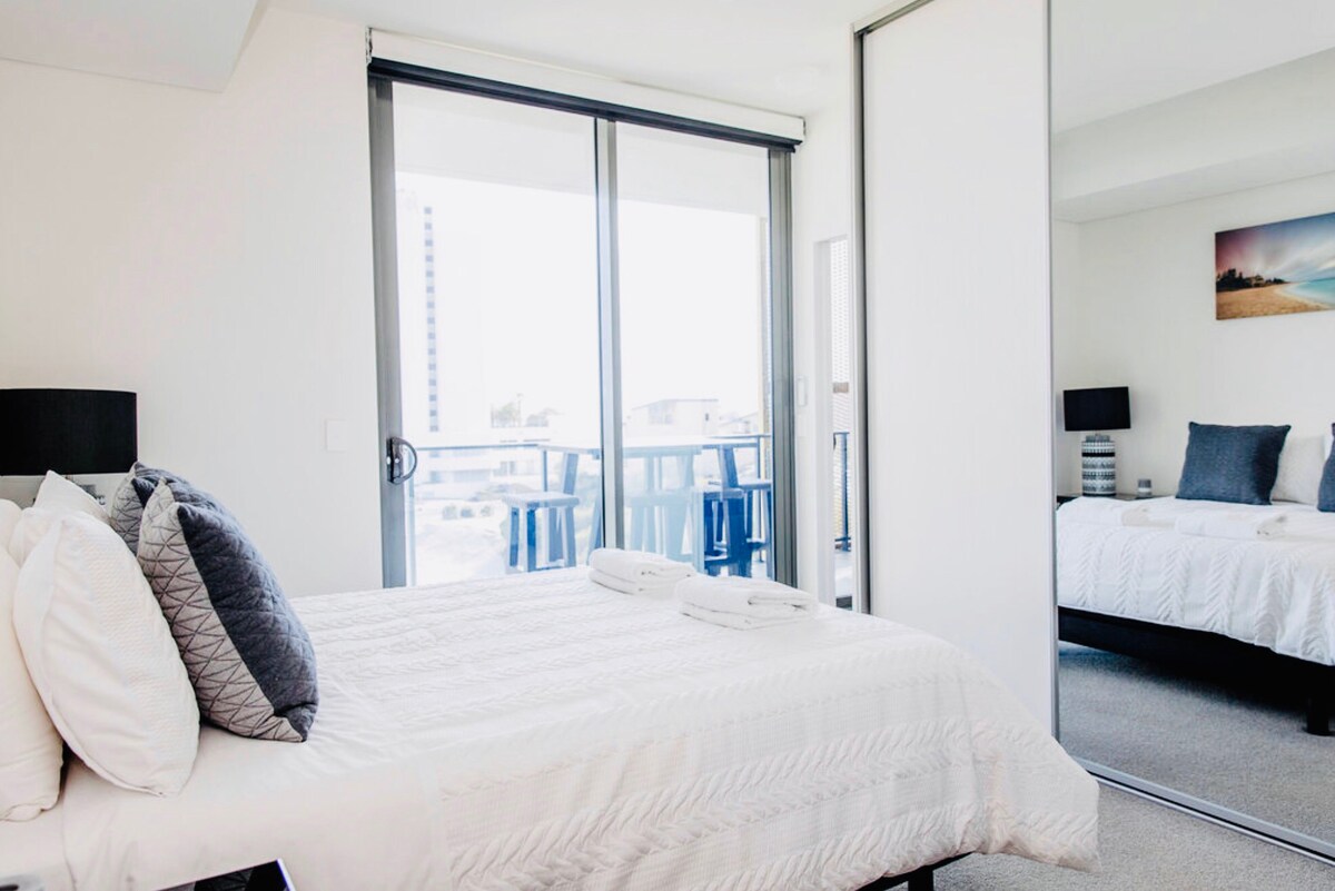 Oddýchnite si v manželskej posteli s kvalitnou posteľnou bielizňou a zobuďte sa s výhľadom.