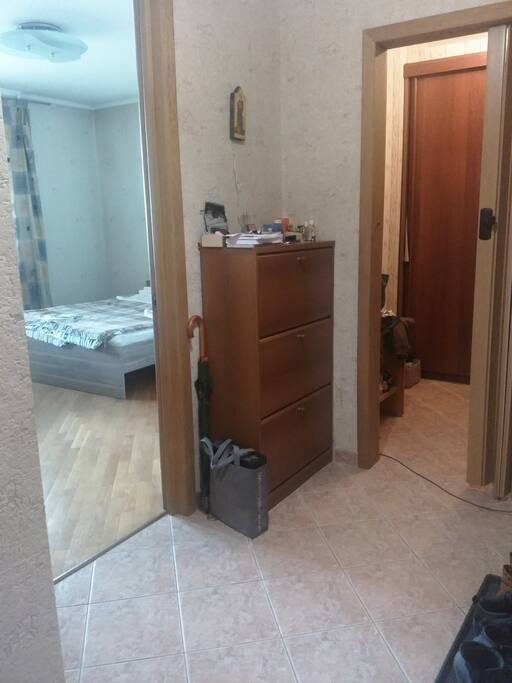 Со стороны входной двери на комнату и гардеробную (справа)