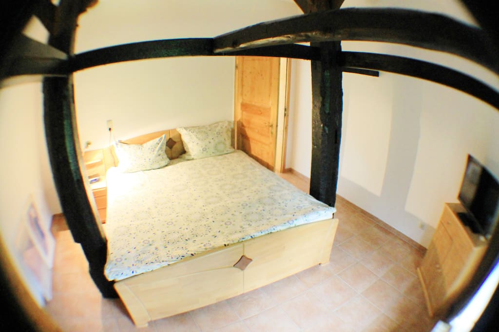 Schlafzimmer mit Balken im typischen Fachwerkhausstil