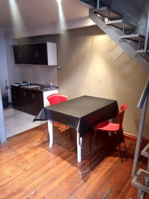 mesa para comer o trabajar con dos sillas de estilo.
parte de la cocina y alacena