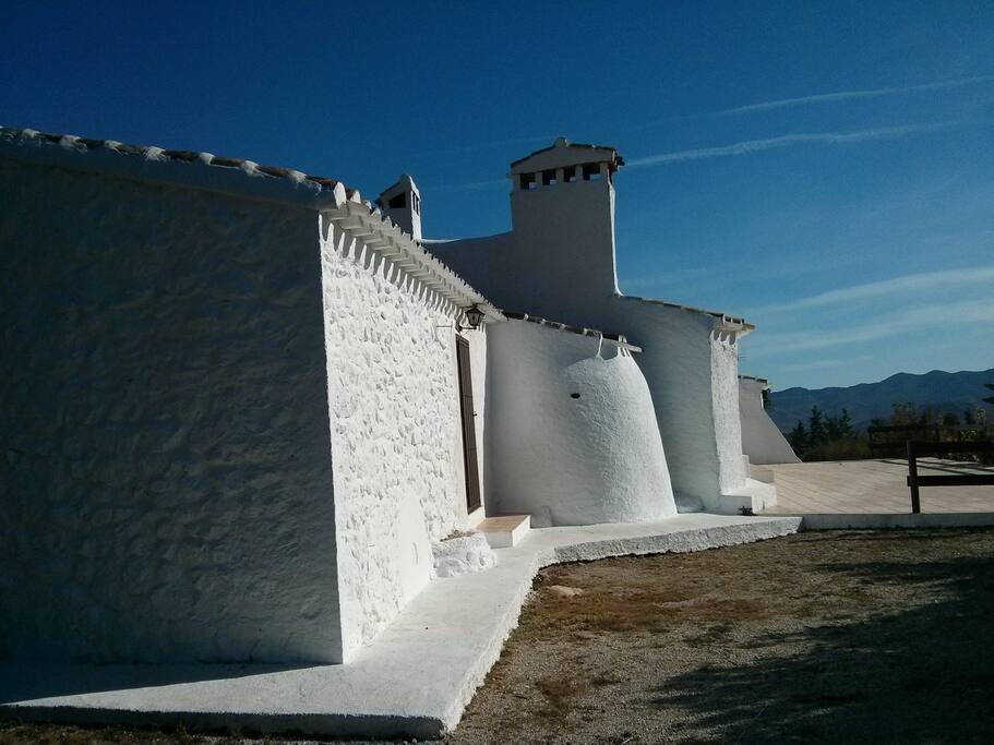 La parte delantera de la casa. Aquí esta la terraza grande..