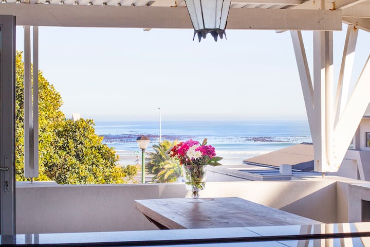 4-bed Beach House Sea Views, 50m Walk to the Beach