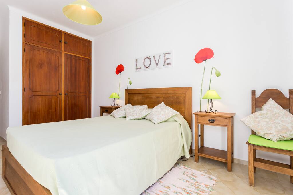QUARTO COM ROUPEIRO