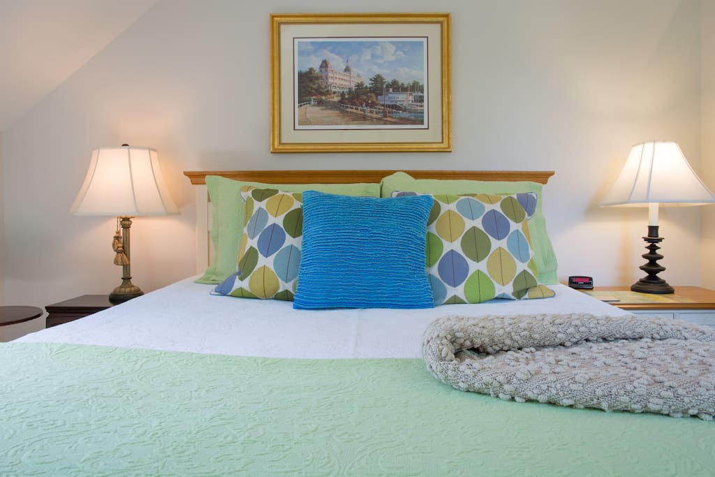 Queen size bedm comfortable sheets and many pillows to choose from!