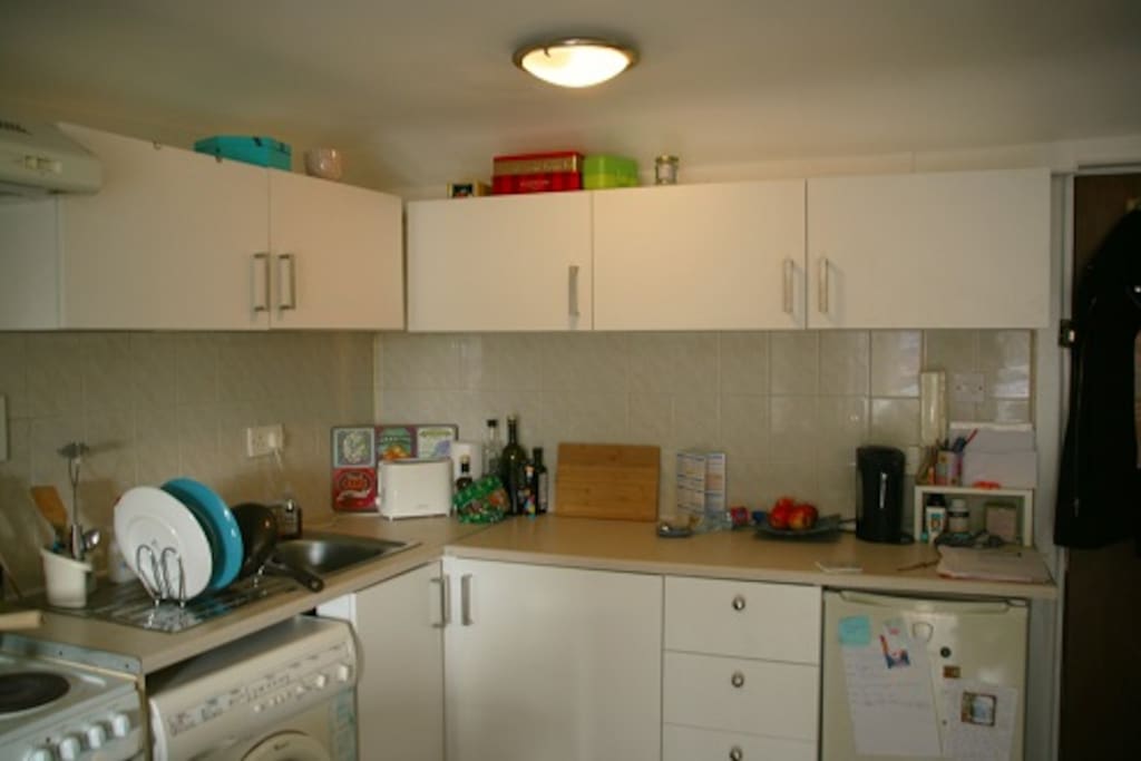 Guests are free to use all the kitchen amenities: electric plaques, oven, grill, toaster, kettle and espresso maker.