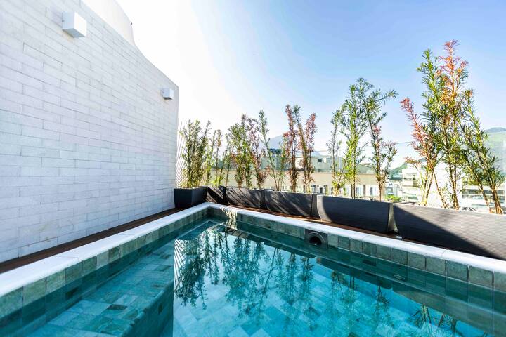Design Penthouse with brand new pool ilive002 gallery image 2