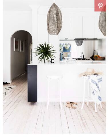 Beautiful Surf Bungalow. Walk to the Bay and Beach gallery image 3