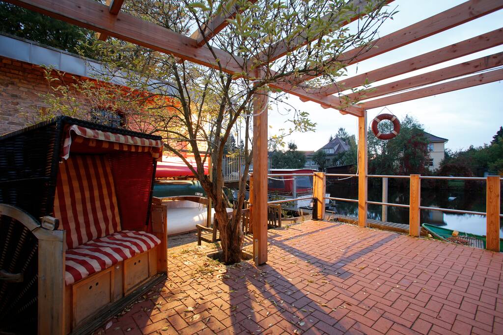 Die eine Terrasse der Gaststätte am Havelufer