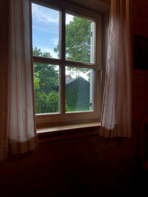 Ausblick in freundlichen, gut gepflegten Garten aus Schlafzimmer 1