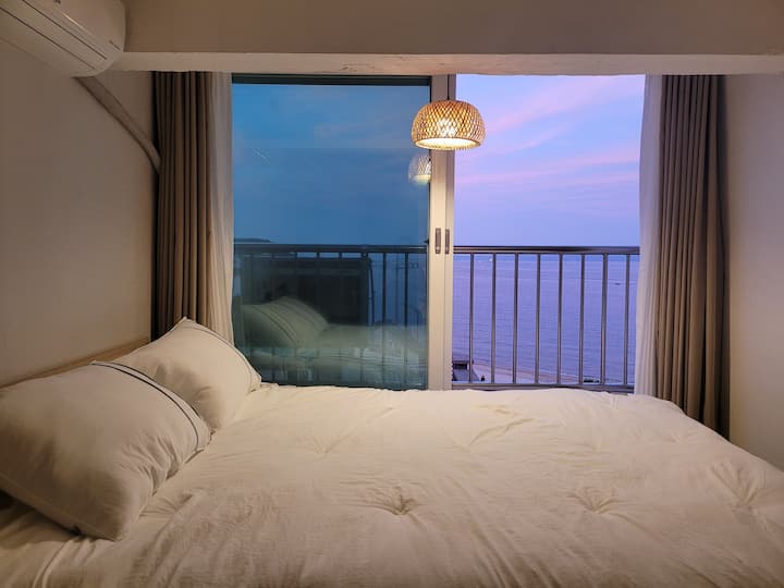 해질녘 예블리네 복층 침대에서 바라본 바다뷰
이 곳에서 새벽에 깨어 보는 바다와 지평선 일출 그리고 해질녘 일몰은 정말 환상적이랍니다!