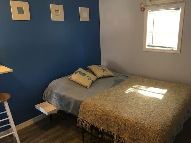 Modern Tiny Home in Central St Pete! Very Private!