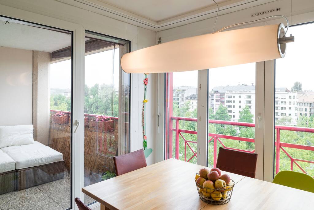 Dining room with access to balcony. A cosy lounge invites you to relax.