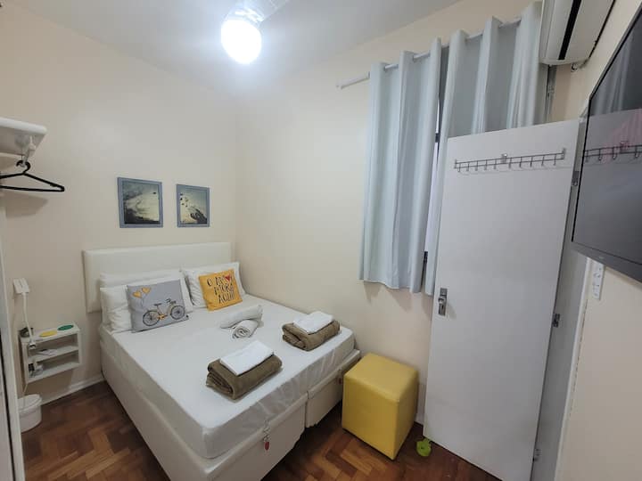 双人房，配有空调、吊扇和窗户。 Quarto bem ventilado./双人房，配有空调、吊扇和窗户。房间通风良好。