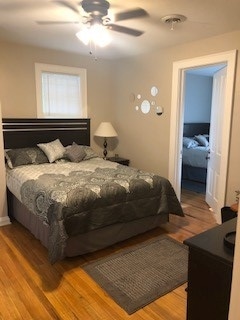 Задна спалня, показваща прилежаща врата към предната спалня (която също има собствен вход към коридора). Всяка спалня има индивидуална ключалка/ключ (прилежащата врата може да бъде отворена или заключена при поискване)