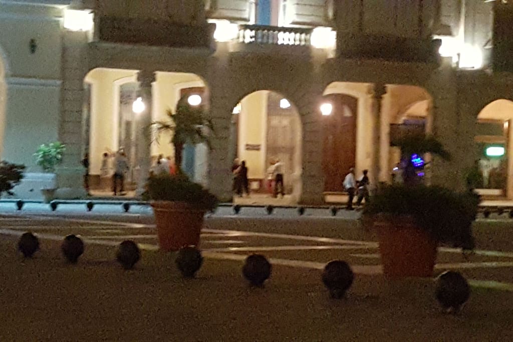 plaza vista de noche