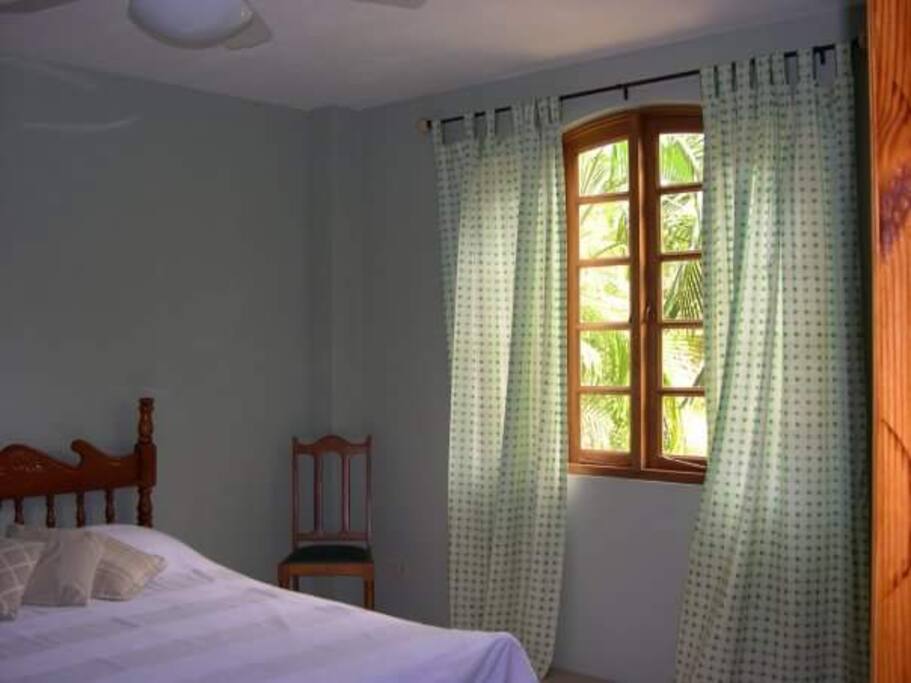 Bedroom no 1. Queen size bed + 1 single bed. Air conditioning.