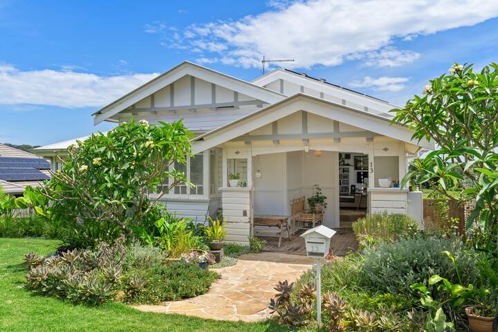 Beautiful Bangalow abode w/ views and pool gallery image 2