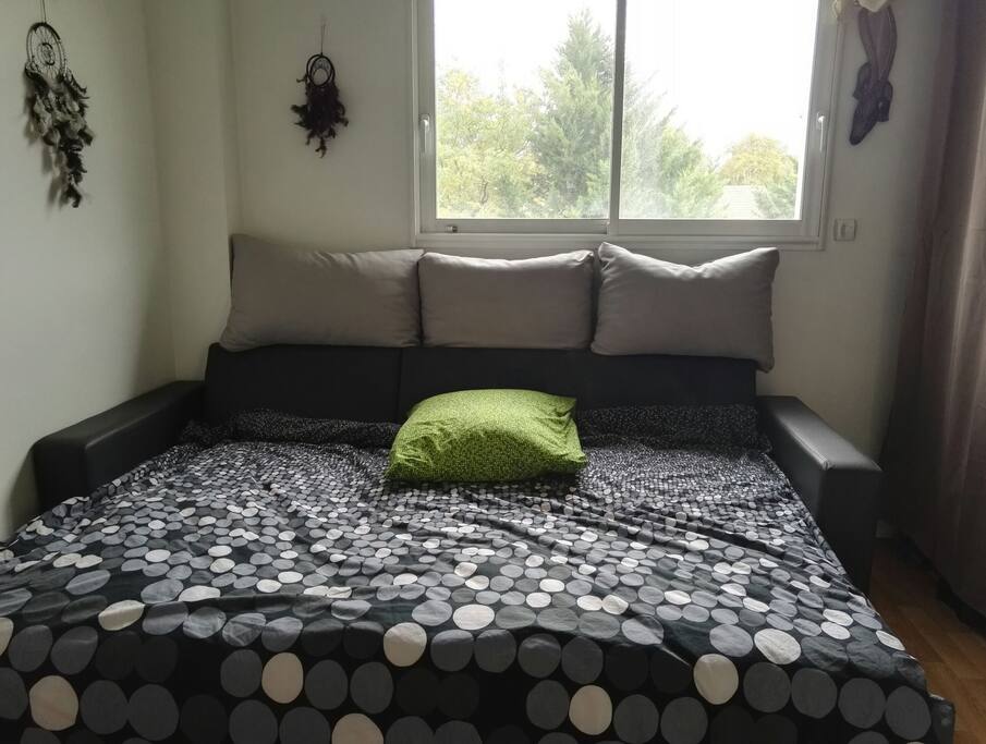 Canapé convertible.
Déplié 201 x 135 cm.