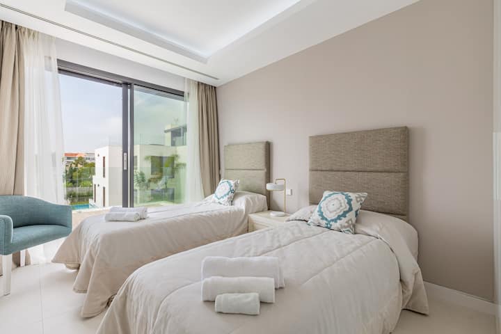 Cosy bedroom with two single beds