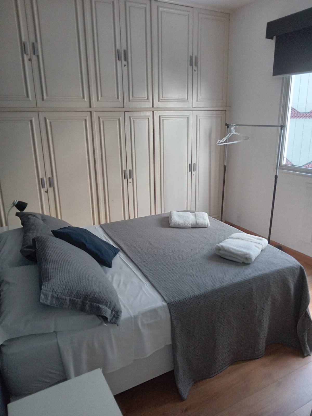 Საძინებელი 2 - ორადგილიანი საწოლი,  კონდიცირება, სამუშაო მაგიდა, მბრუნავი სკამითა და ტანსაცმლის საკიდით (საკიდებით). 