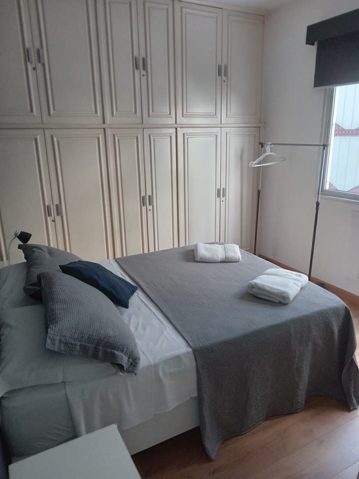 Dhoma e gjumit 2 - Krevat dopio,  ajër i kondicionuar, tavolinë pune, me një karrige rrotulluese dhe raft rrobash (me varëse). 