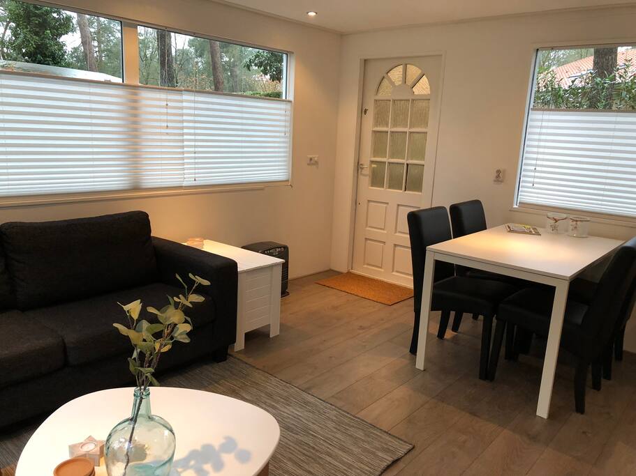 Eettafel met 4 stoelen (in overleg kinderstoel aanwezig)