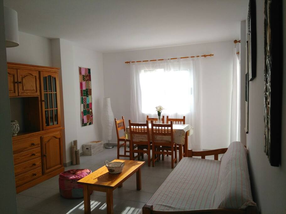 Salón con mucha luz, cocina americana y salida a la terraza