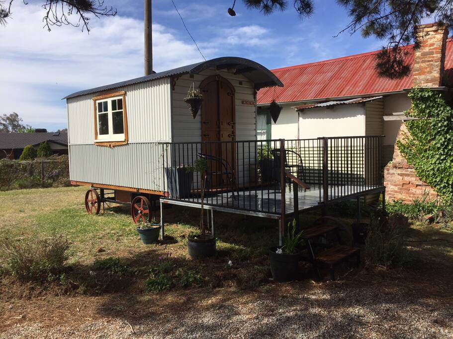 Beautiful Gypsy caravan/Shepherd's hut - beautiful deck