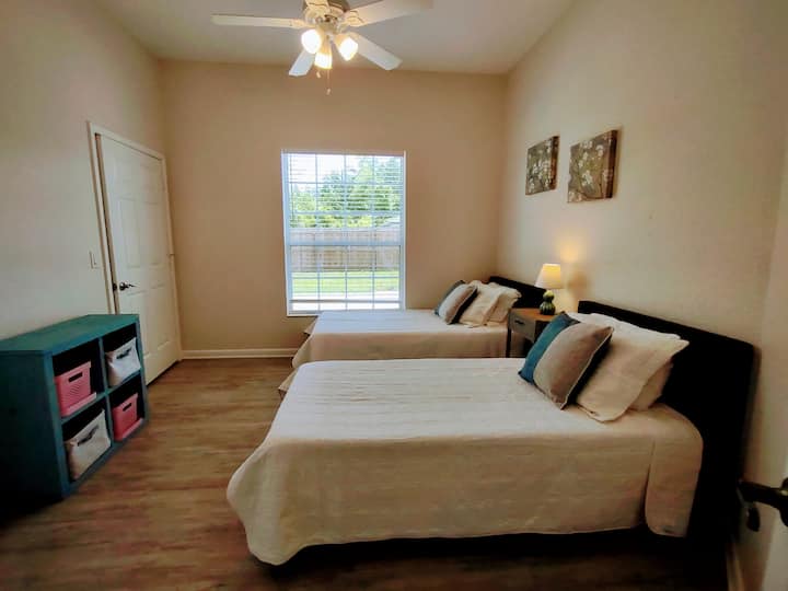 2 единични легла, дрешник. 